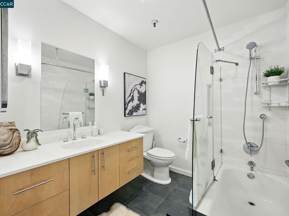 325 Lenox Ave 104, Oakland CA 94610