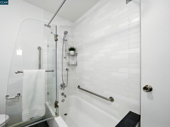 325 Lenox Ave 104, Oakland CA 94610