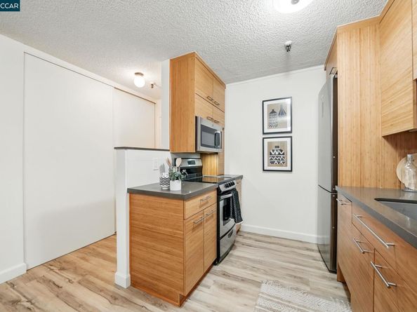 325 Lenox Ave 104, Oakland CA 94610