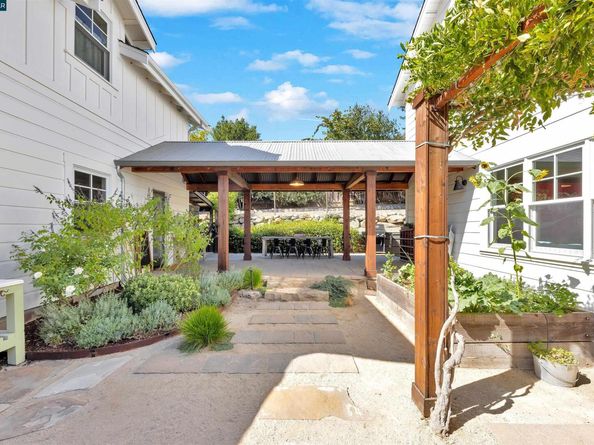 935 Reliez Station Rd, Lafayette CA 94549