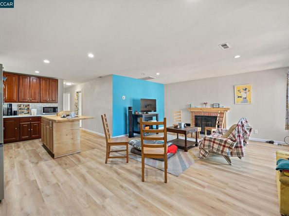 7447 Lockwood St, Oakland CA 94621