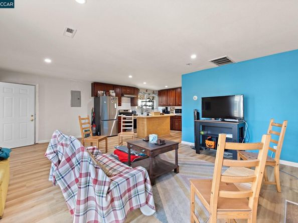 7447 Lockwood St, Oakland CA 94621