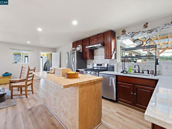7447 Lockwood St, Oakland CA 94621
