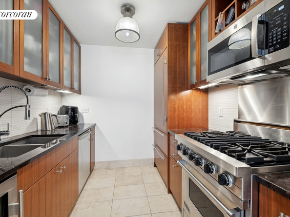 250 East 53rd Street 1403, New York NY 10022
