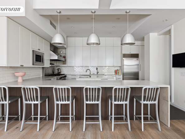 325 West 52nd Street TH, New York NY 10019