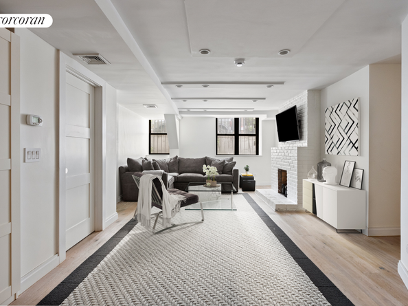 325 West 52nd Street TH, New York NY 10019