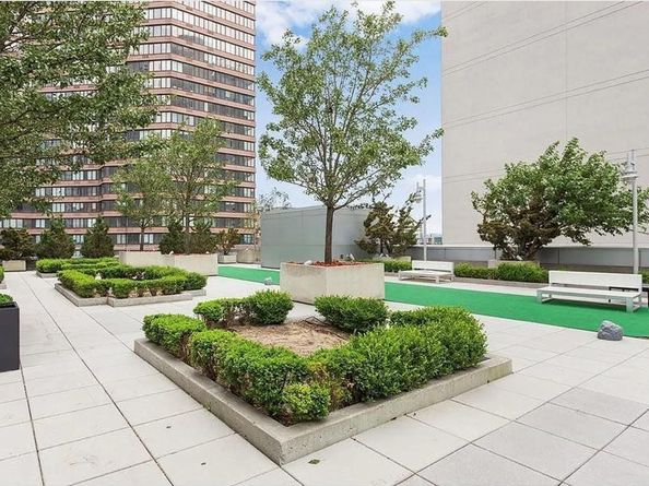 635 West 42nd Street 28D, New York NY 10036
