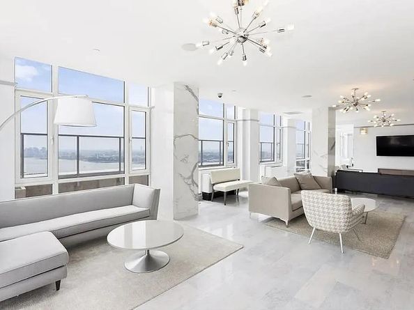 635 West 42nd Street 28D, New York NY 10036