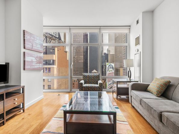 1600 Broadway 19F, New York NY 10019