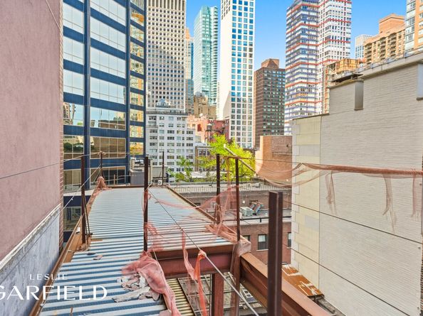 210 East 52nd Street, New York NY 10022