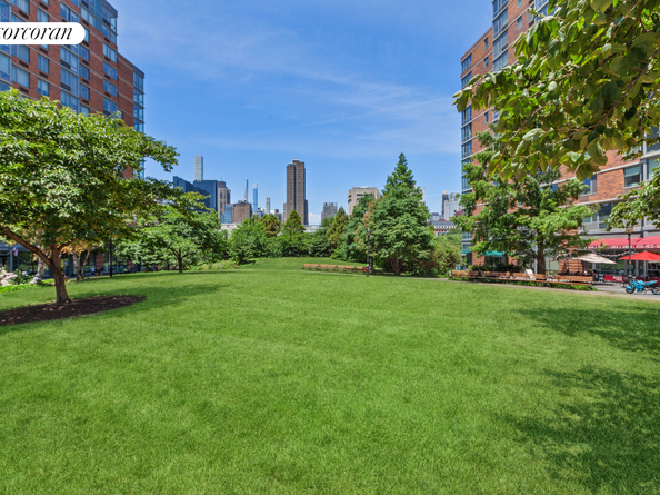 425 Main Street 12D, New York NY 10044