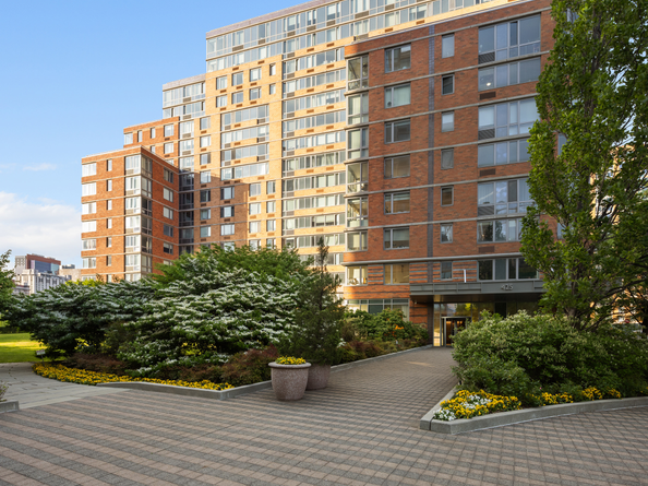 425 Main Street 12D, New York NY 10044