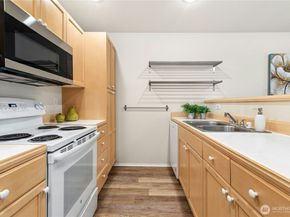 25235 SE Klahanie Boulevard E305, Sammamish WA 98029