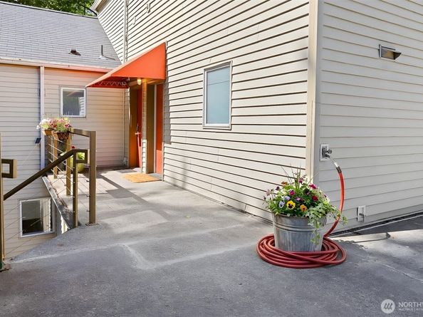 3406 W Government Way 7, Seattle WA 98199