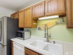 1041 Ihland Place NE, Bainbridge Island WA 98110