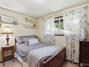 1041 Ihland Place NE, Bainbridge Island WA 98110