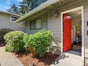 1041 Ihland Place NE, Bainbridge Island WA 98110