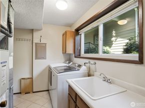 1041 Ihland Place NE, Bainbridge Island WA 98110