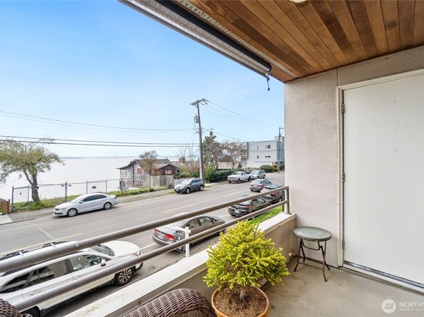 4222 Beach Drive SW 202, Seattle WA 98116