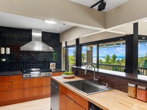 8627 Fauntlee Crest SW, Seattle WA 98136