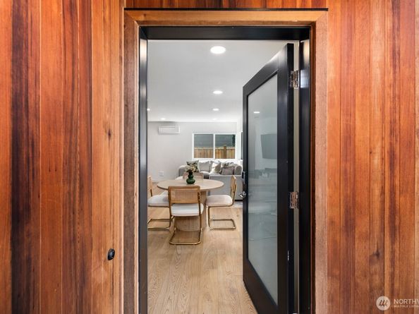 4028 5th Avenue NE, Seattle WA 98105