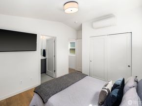 4028 5th Avenue NE, Seattle WA 98105