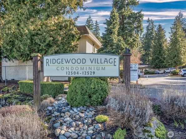 12528 NE 117th Place E1, Kirkland WA 98034