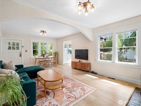 9701 Roosevelt Way NE, Seattle WA 98115