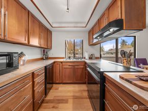 9918 NE 144th Lane 406, Kirkland WA 98034