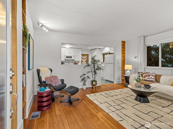 8117 17th Avenue SW, Seattle WA 98106