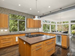 1534 Hillside Drive SE, Issaquah WA 98027