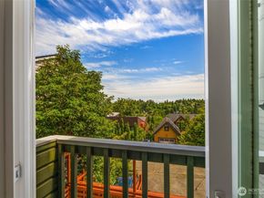 1812 25th Avenue C, Seattle WA 98122