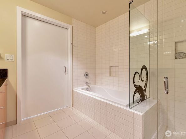 909 5th Ave 502, Seattle WA 98104