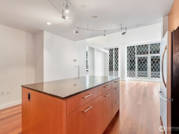 909 5th Ave 502, Seattle WA 98104