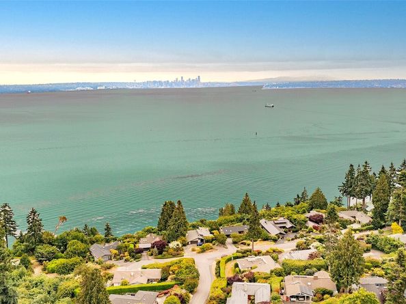 10761 Bill Point Crest NE, Bainbridge Island WA 98110