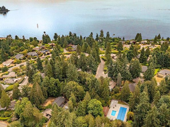 10761 Bill Point Crest NE, Bainbridge Island WA 98110