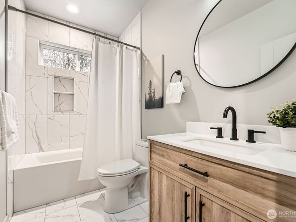 11825 59th Avenue S C, Seattle WA 98178
