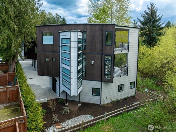 417 102nd Avenue SE, Bellevue WA 98004