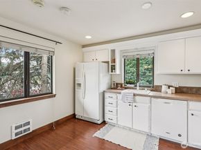 300 N 137th Street C, Seattle WA 98133