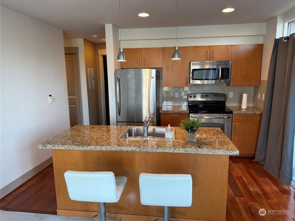4547 8th Avenue NE 414, Seattle WA 98105