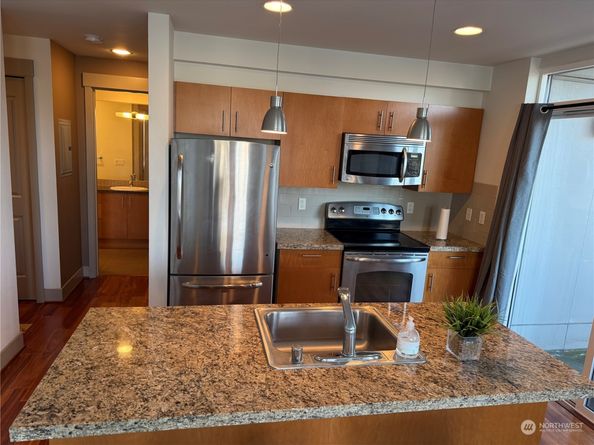 4547 8th Avenue NE 414, Seattle WA 98105