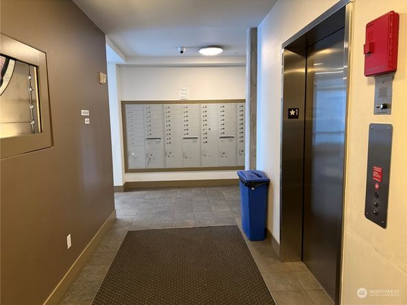 4547 8th Avenue NE 414, Seattle WA 98105
