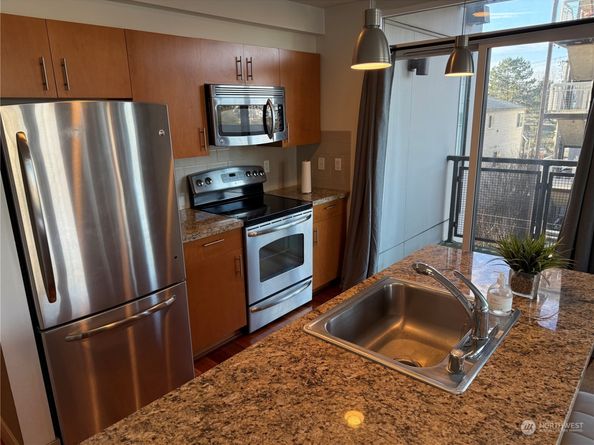 4547 8th Avenue NE 414, Seattle WA 98105