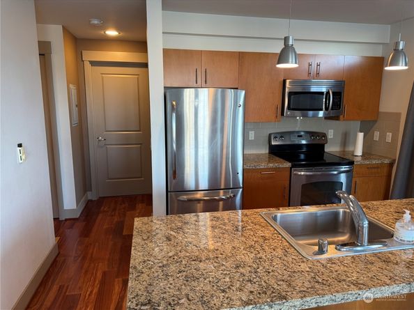 4547 8th Avenue NE 414, Seattle WA 98105