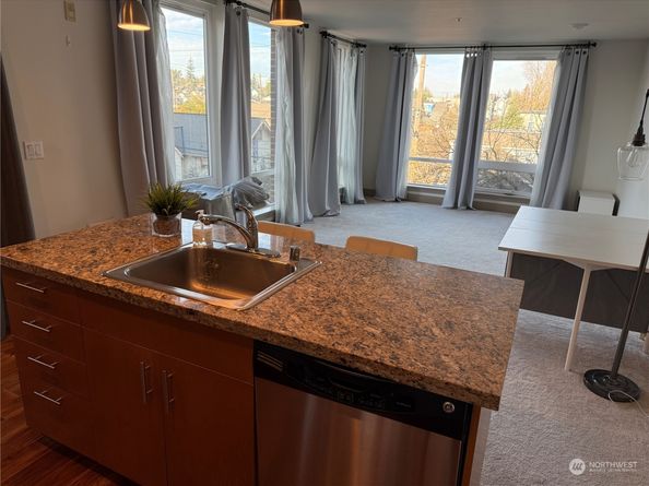 4547 8th Avenue NE 414, Seattle WA 98105