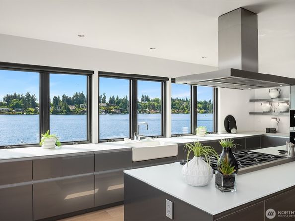 9205 SE Shoreland Drive, Bellevue WA 98004