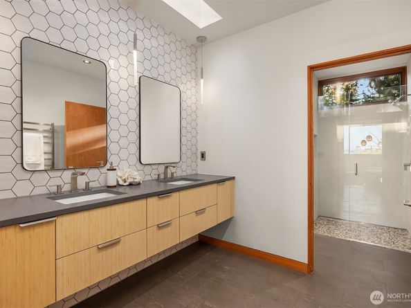 7268 Madrona Drive NE, Bainbridge Island WA 98110