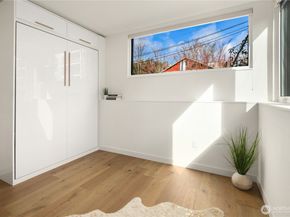 73 E Lynn St, Seattle WA 98102