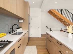 73 E Lynn St, Seattle WA 98102