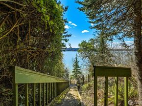8449 W Mercer Way, Mercer Island WA 98040